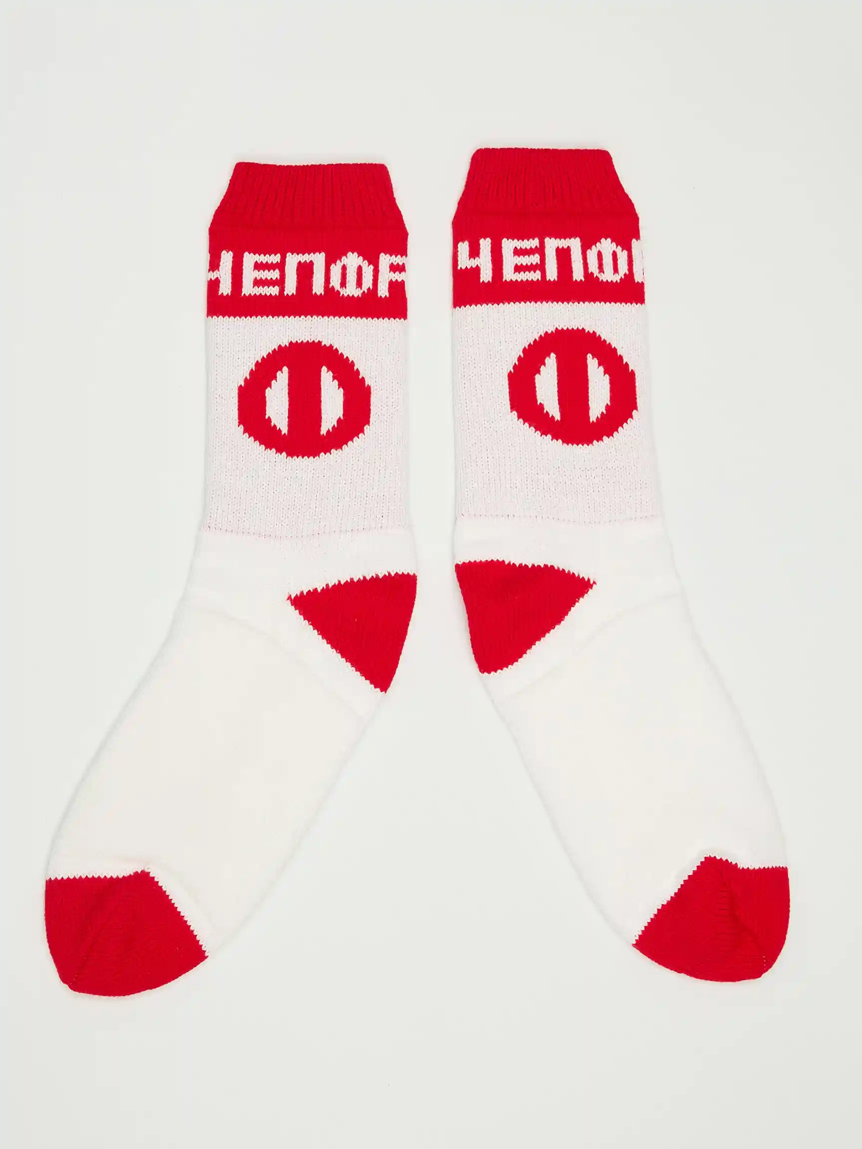 Вязаные носки с вывязанным логотипом