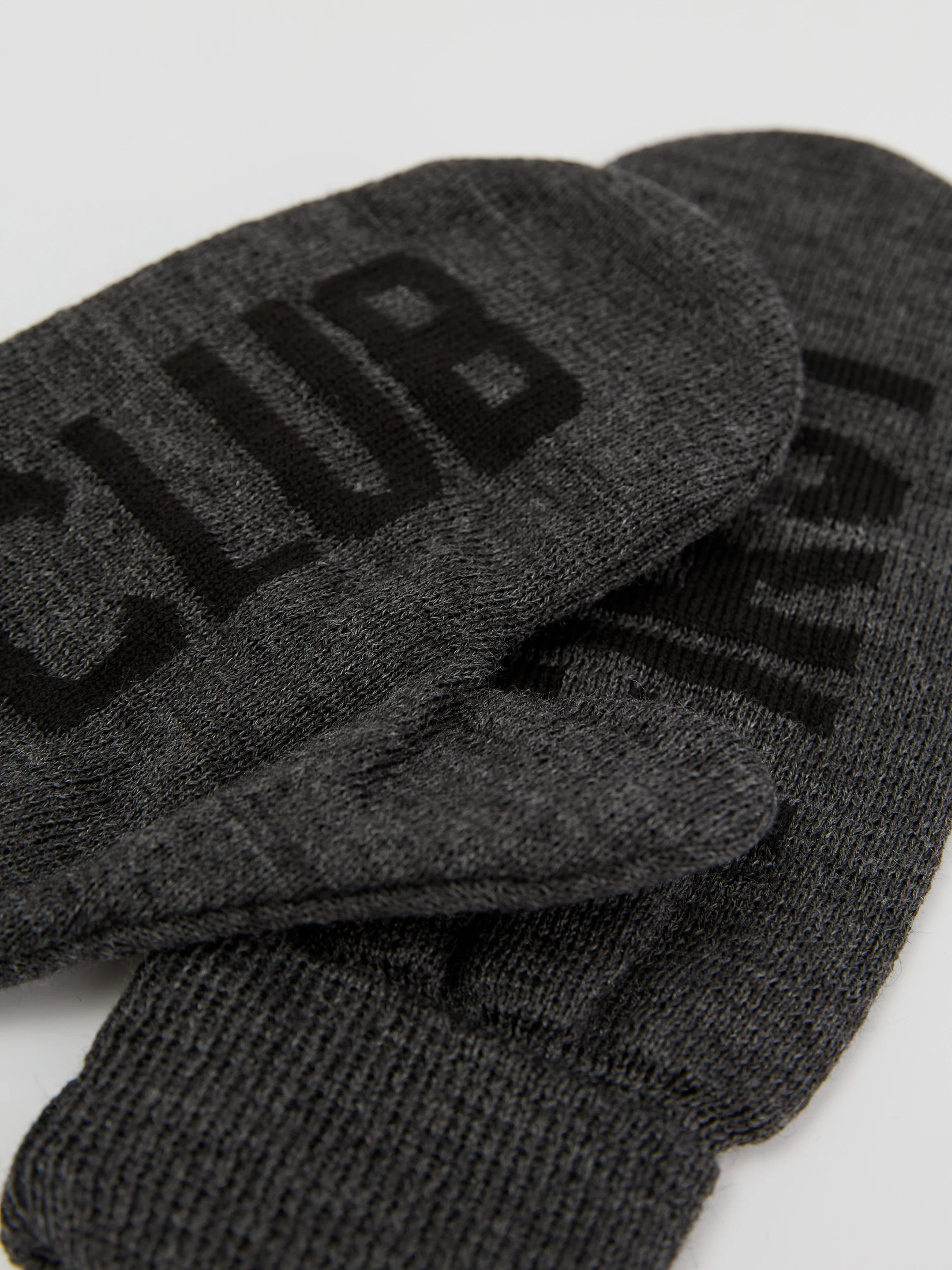Двухцветные варежки с надписью First Club